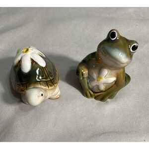 Vtg Ceramic Green Frog & Turtle Salt and Pepper Shakers Set White Daisy Flower